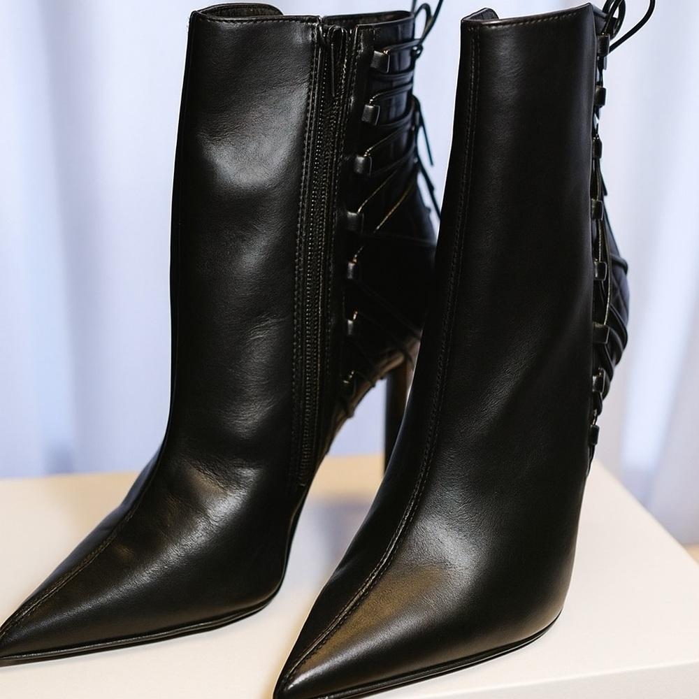 COPY - CARLOS SANTANA BLACK LEATHER LACE UP ANKLE BOOTIES 7.5 NWT